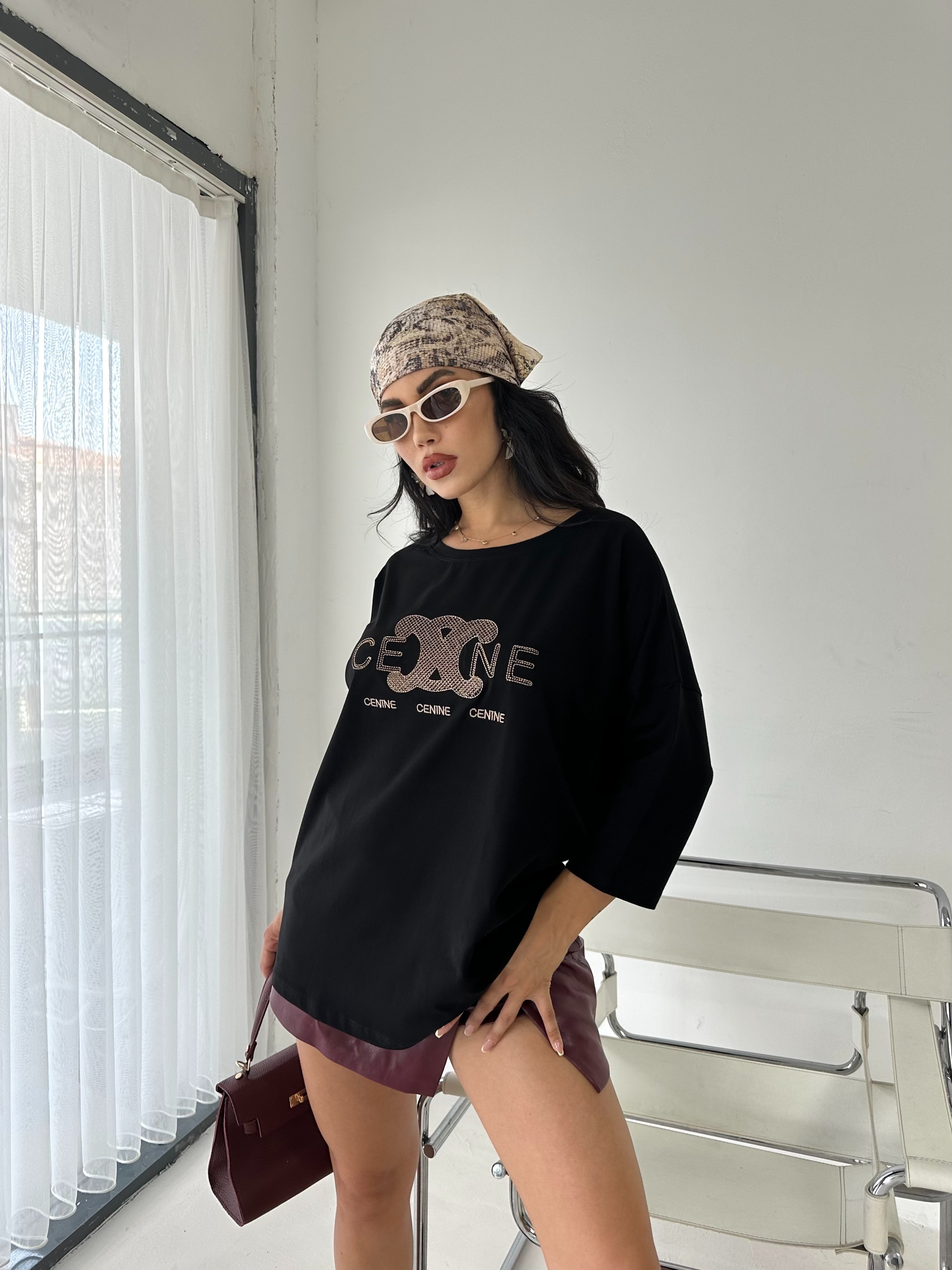 T-shirt damski oversize czarny z nadrukiem i zdobieniem kryształkami